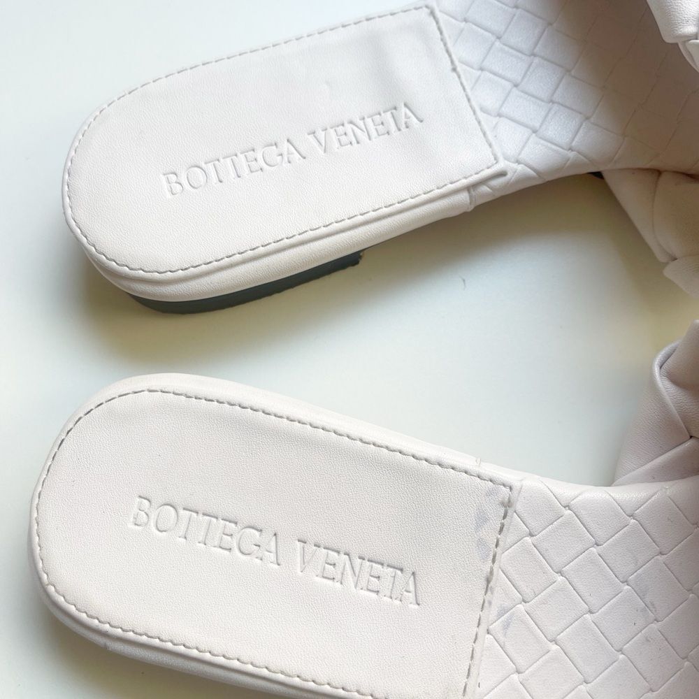 Bottega Veneta Lido flat slides in white - Picture 7 of 15